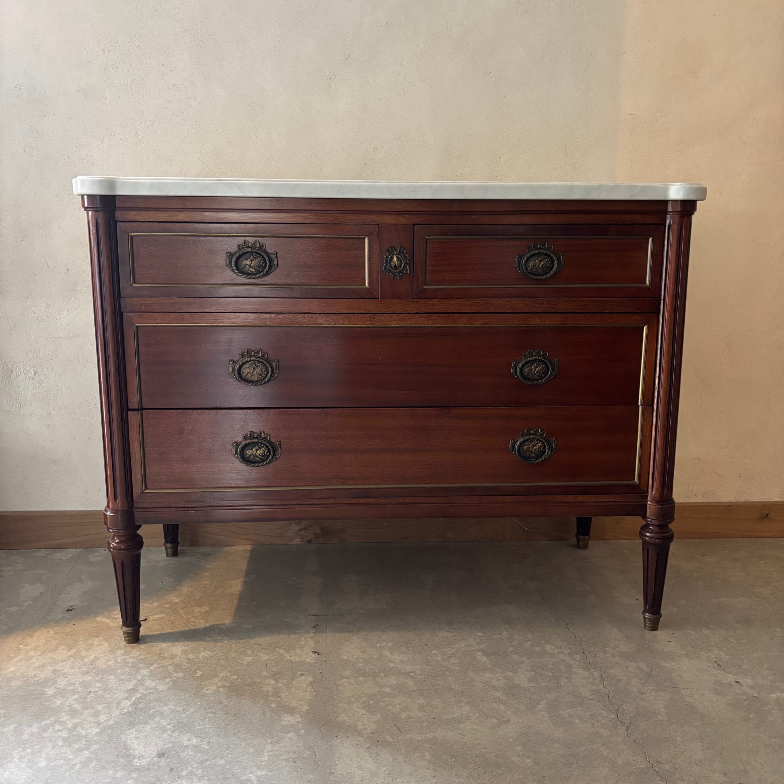Commode de style Louis XVI avec quatre tiroirs et plateau en marbre façonné IMG_1655