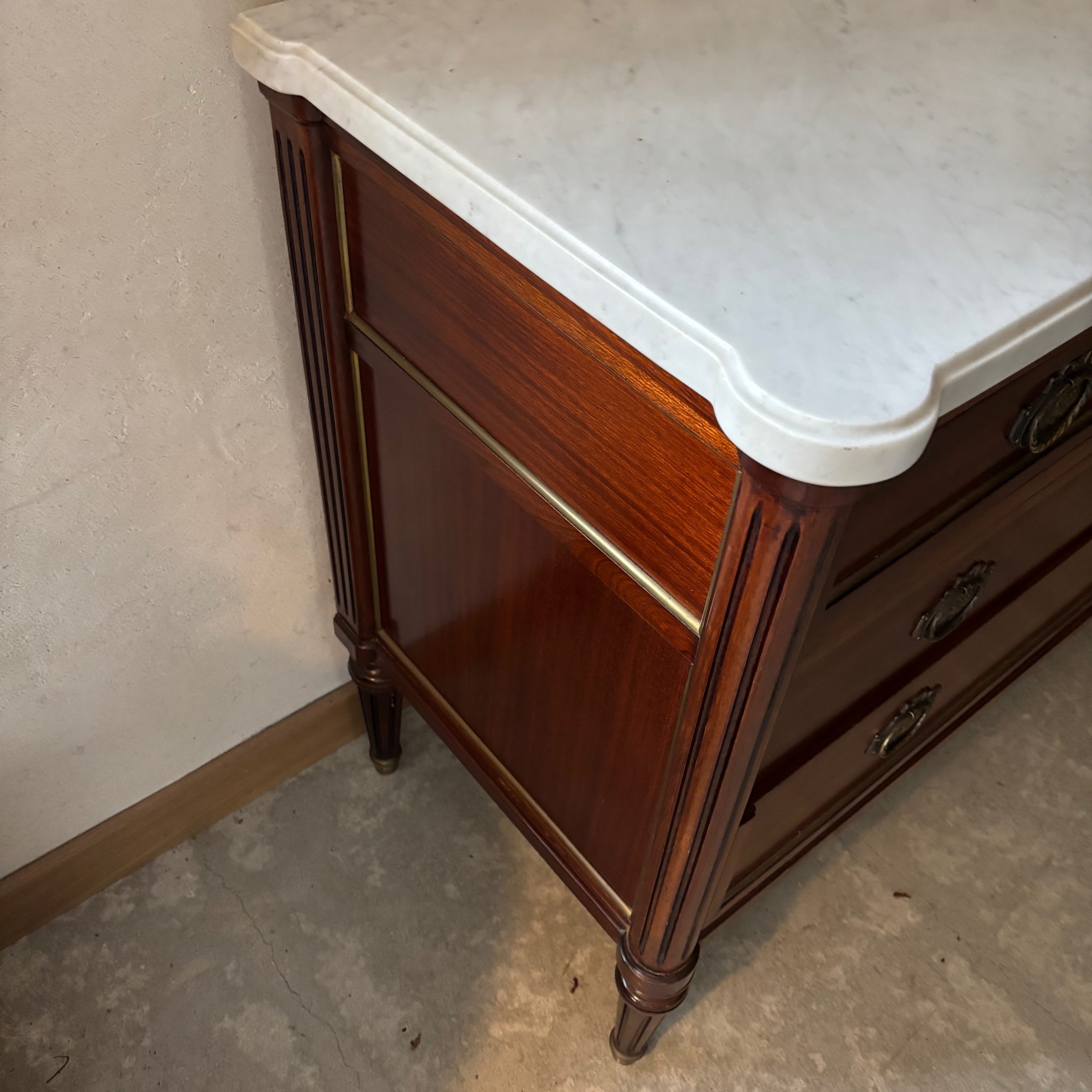 Commode de style Louis XVI avec quatre tiroirs et plateau en marbre façonné IMG_1657