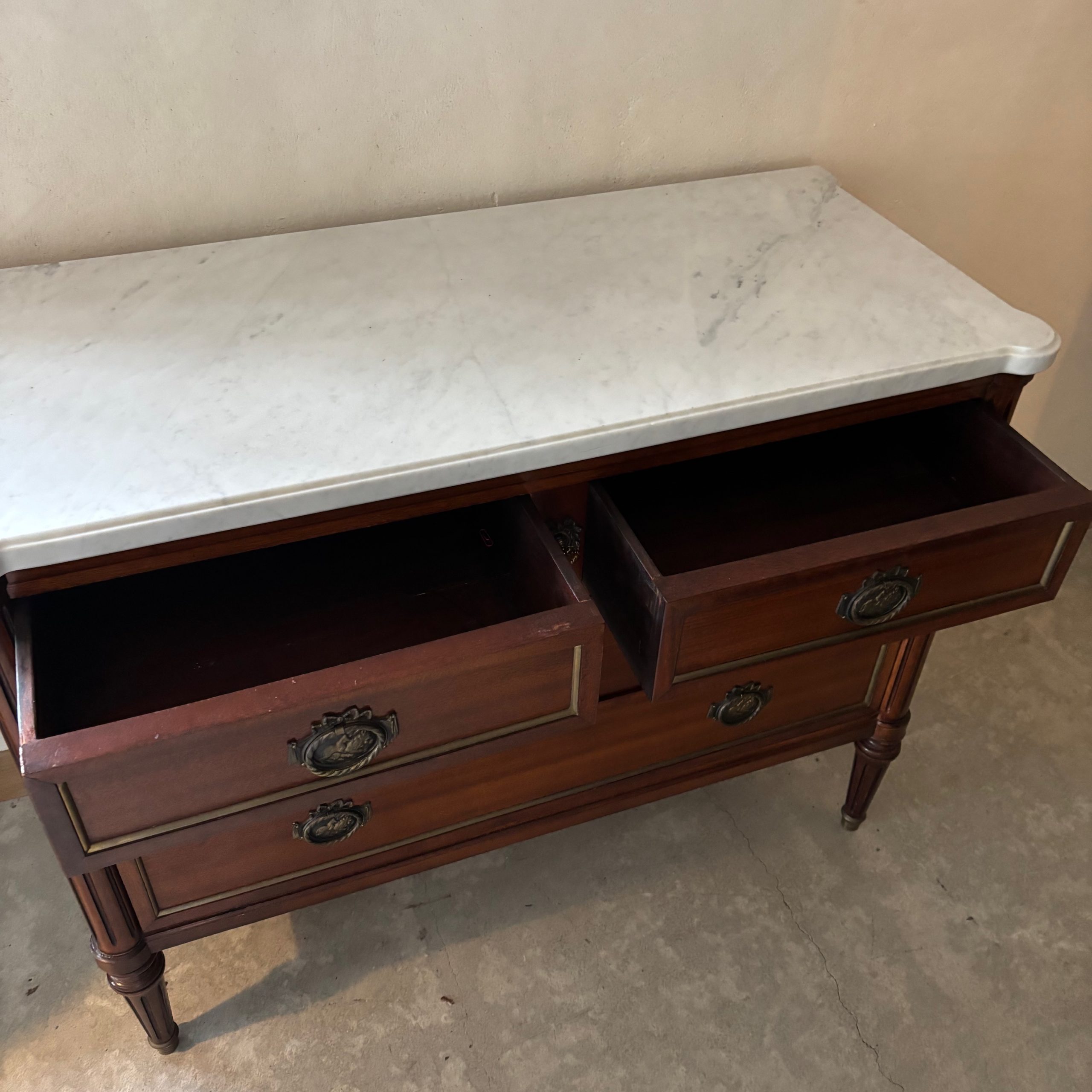 Commode de style Louis XVI avec quatre tiroirs et plateau en marbre façonné IMG_1658