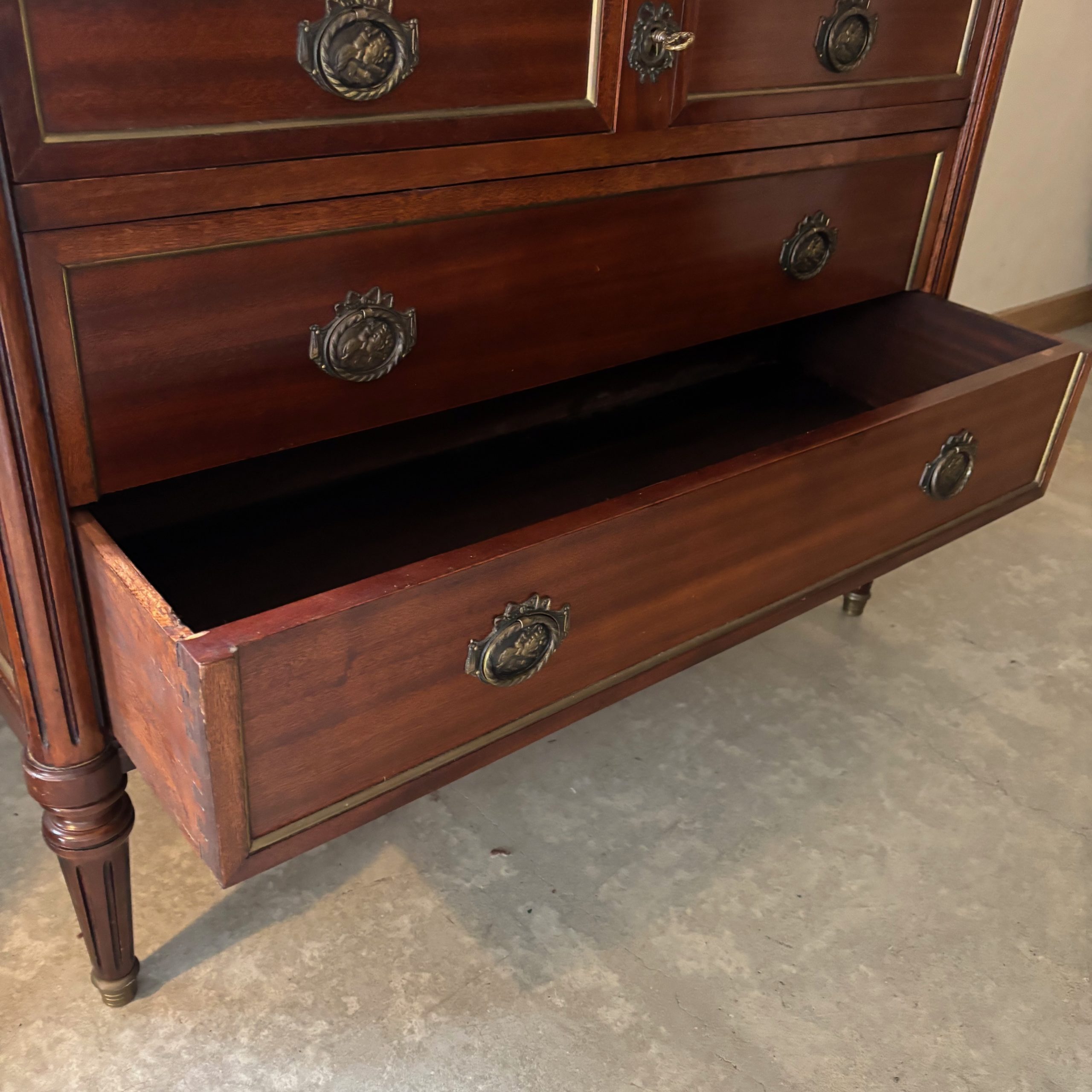 Commode de style Louis XVI avec quatre tiroirs et plateau en marbre façonné IMG_1659