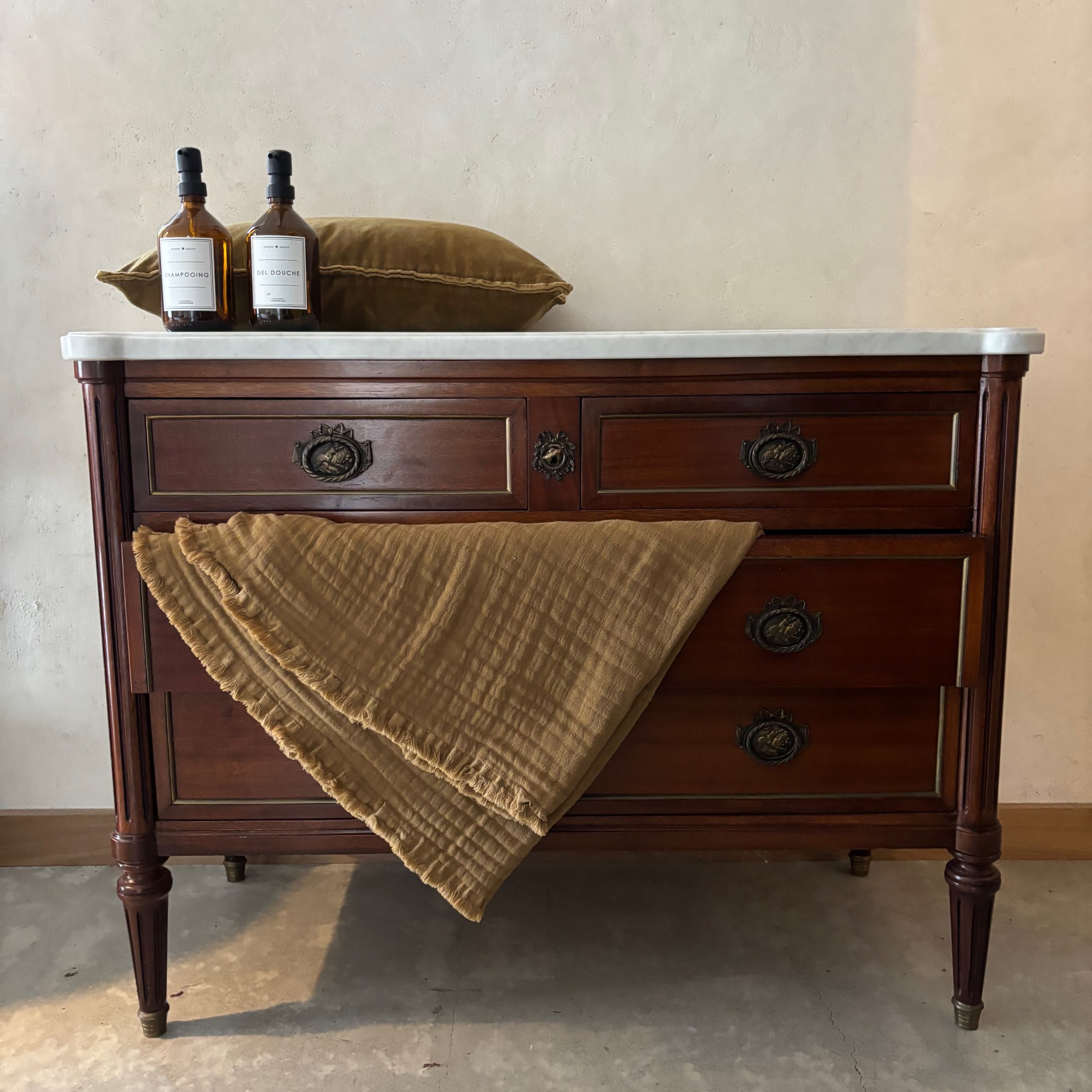 Commode de style Louis XVI avec quatre tiroirs et plateau en marbre façonné IMG_1665